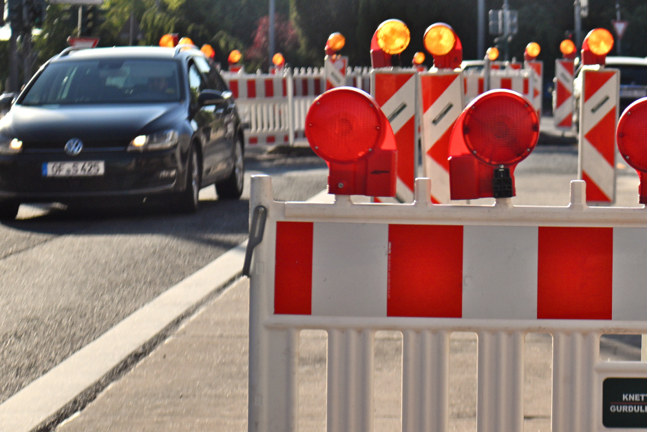 Sperrung Patrickstraße in Wiesbaden-Bierstadt. Autos und Busse werden umgeleitet.