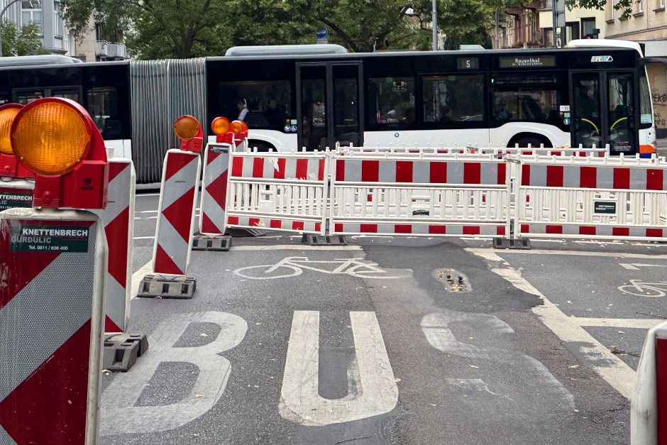 Fahrbahnerneuerung in der Wiesbadener Landstraße im Stadtteil Amöneburg. Busse werden umgeleitet.