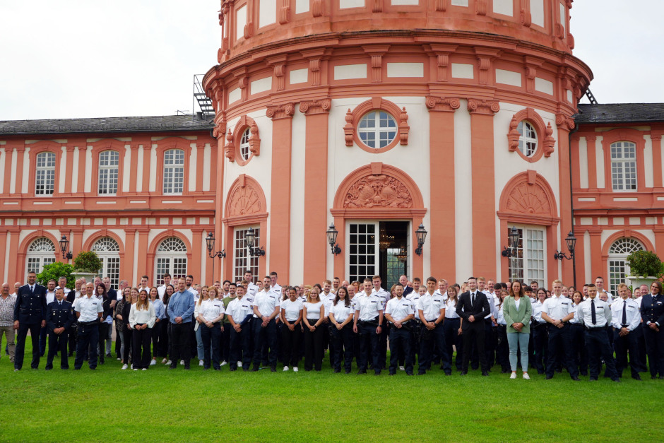 Am Montag, 4. August, begrüßte das Polizeipräsidium Westhessen über 100 neue Mitarbeiterinnen und Mitarbeiter, die nun in unterschiedlichsten Funktionen für die Sicherheit von knapp 1,2 Millionen Bürgerinnen und Bürgern zuständig sind.