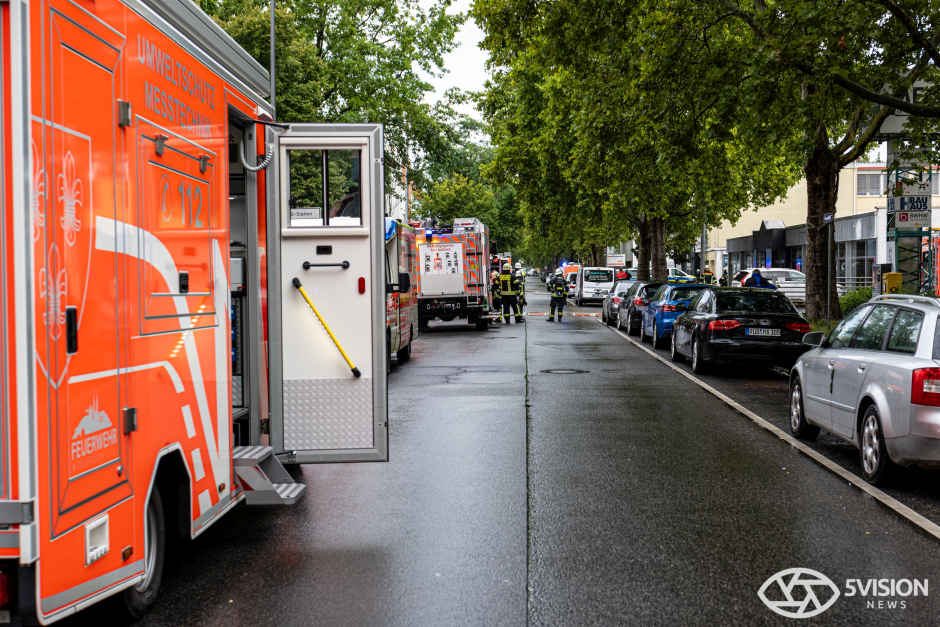 Schwarzer Rauch, gesperrte Straßen und dutzende Einsatzkräfte – technischer Defekt löst Feuer in Neufahrzeug-Lager aus.