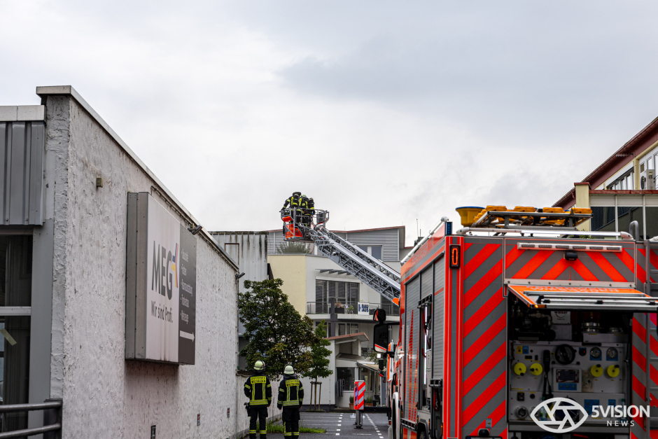 Schwarzer Rauch, gesperrte Straßen und dutzende Einsatzkräfte – technischer Defekt löst Feuer in Neufahrzeug-Lager aus.