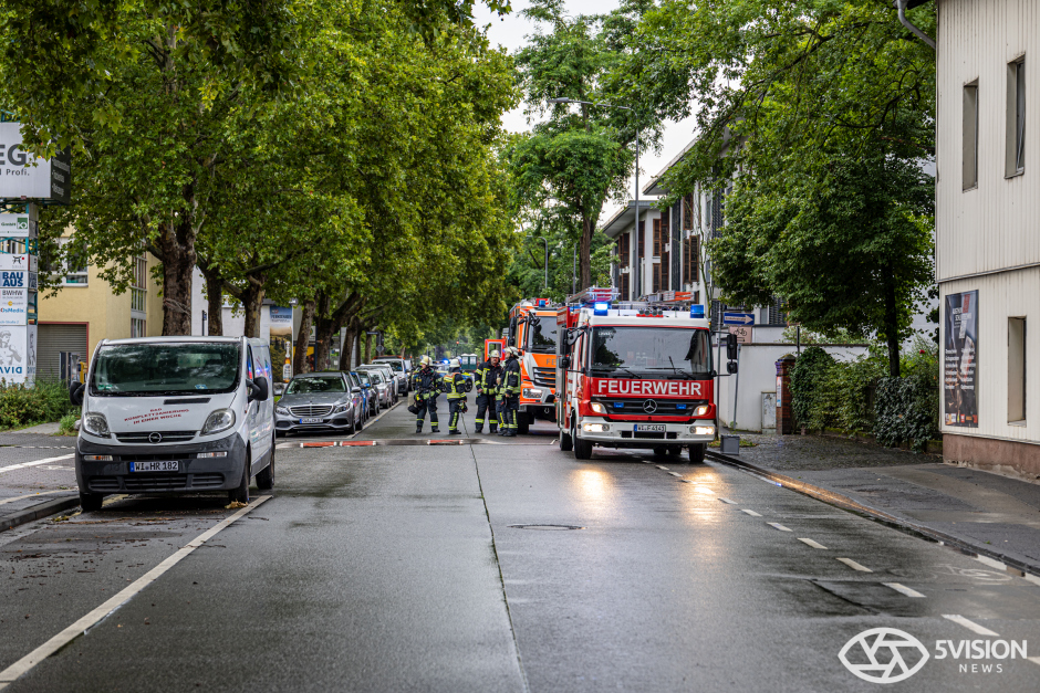 Schwarzer Rauch, gesperrte Straßen und dutzende Einsatzkräfte – technischer Defekt löst Feuer in Neufahrzeug-Lager aus.