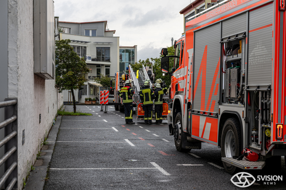Schwarzer Rauch, gesperrte Straßen und dutzende Einsatzkräfte – technischer Defekt löst Feuer in Neufahrzeug-Lager aus.