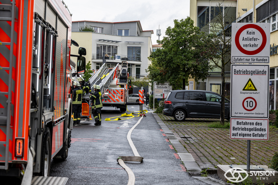 Schwarzer Rauch, gesperrte Straßen und dutzende Einsatzkräfte – technischer Defekt löst Feuer in Neufahrzeug-Lager aus.