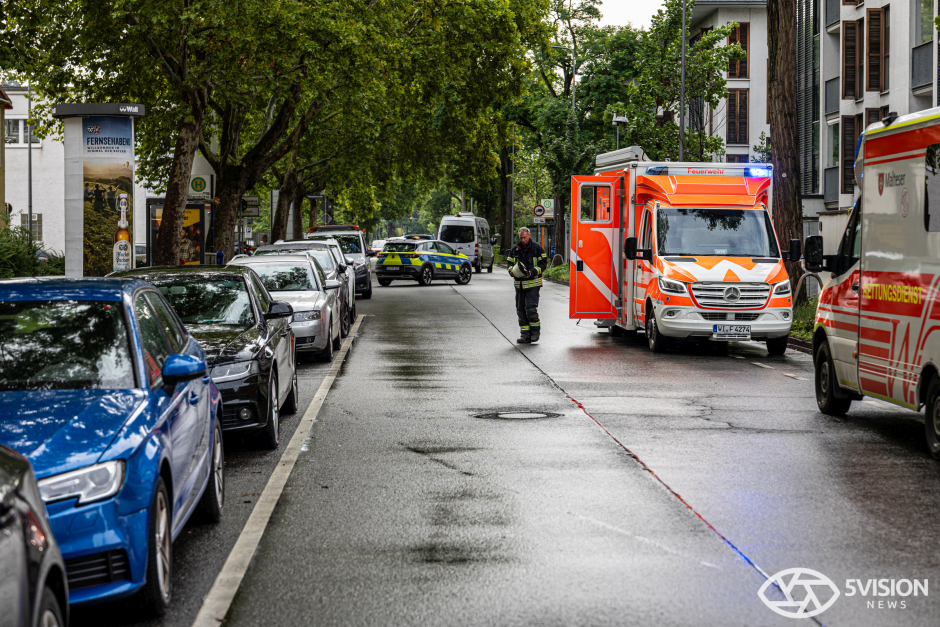 Schwarzer Rauch, gesperrte Straßen und dutzende Einsatzkräfte – technischer Defekt löst Feuer in Neufahrzeug-Lager aus.