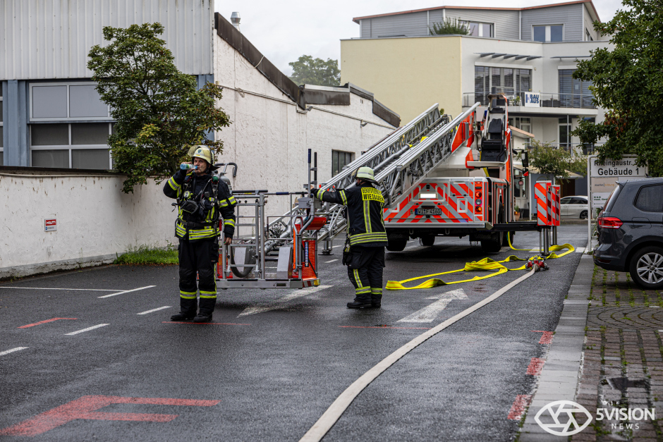 Schwarzer Rauch, gesperrte Straßen und dutzende Einsatzkräfte – technischer Defekt löst Feuer in Neufahrzeug-Lager aus.