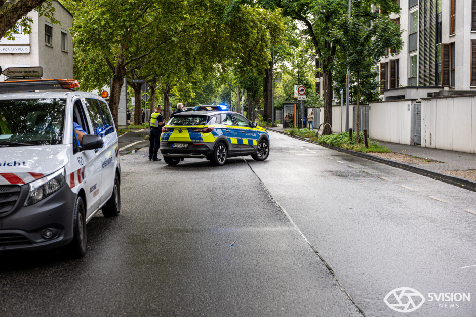 Schwarzer Rauch, gesperrte Straßen und dutzende Einsatzkräfte – technischer Defekt löst Feuer in Neufahrzeug-Lager aus.