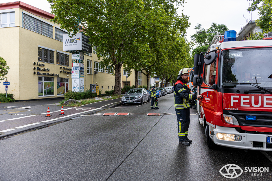 Schwarzer Rauch, gesperrte Straßen und dutzende Einsatzkräfte – technischer Defekt löst Feuer in Neufahrzeug-Lager aus.