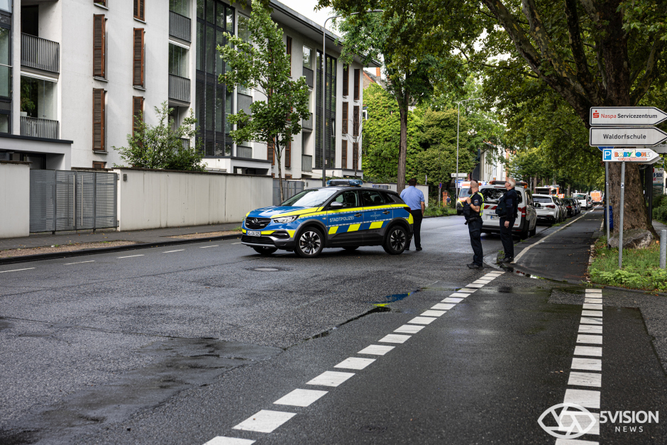 Schwarzer Rauch, gesperrte Straßen und dutzende Einsatzkräfte – technischer Defekt löst Feuer in Neufahrzeug-Lager aus.