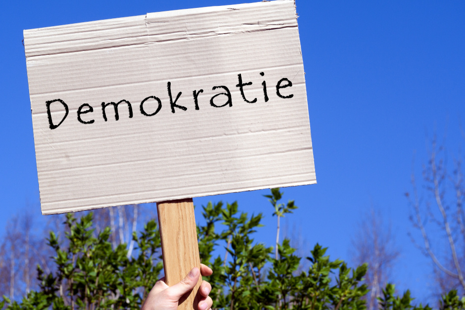 „Eine Stunde für die Demokratie“ – Hochkarätige Veranstaltungsreihe startet im Polizeipräsidium Westhessen in Wiesbaden.