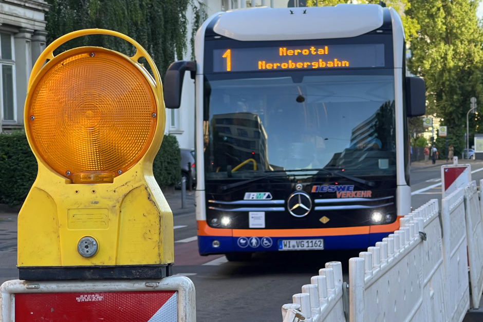 Pünktlich zum Beginn des neuen Schuljahres gibt es eine wichtige Änderung für Buspendler in Wiesbaden. Aufgrund der anhaltenden Schäden durch einen Wasserrohrbruch am Gustav-Stresemann-Ring treten ab Montag, den 18. August, neue Umleitungsregelungen für zahlreiche Linien in Kraft.