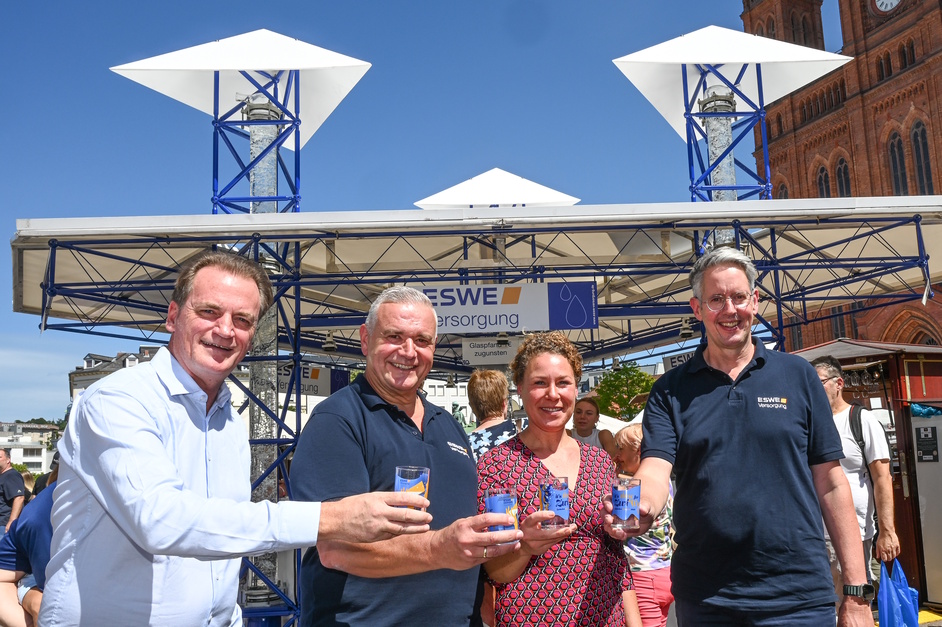 Mit den Einnahmen des ESWE Versorgung Wassterstand auf der Rheingauer Weinwoche in Wiesbaden wird die Schlaganfallinitiative unterstützt.