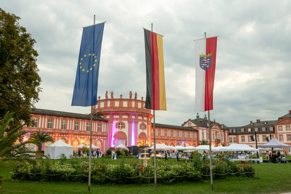 Rund 300 engagierte Bürgerinnen und Bürger waren am Wochenende zu Gast im prachtvollen Schloss Biebrich, um auf Einladung von Landtagspräsidentin Astrid Wallmann (CDU) das Ehrenamt zu feiern. Der festliche Abend stand ganz im Zeichen der Menschen, die sich in ihrer Freizeit für andere einsetzen und damit einen unschätzbaren Beitrag für die Gesellschaft leisten.