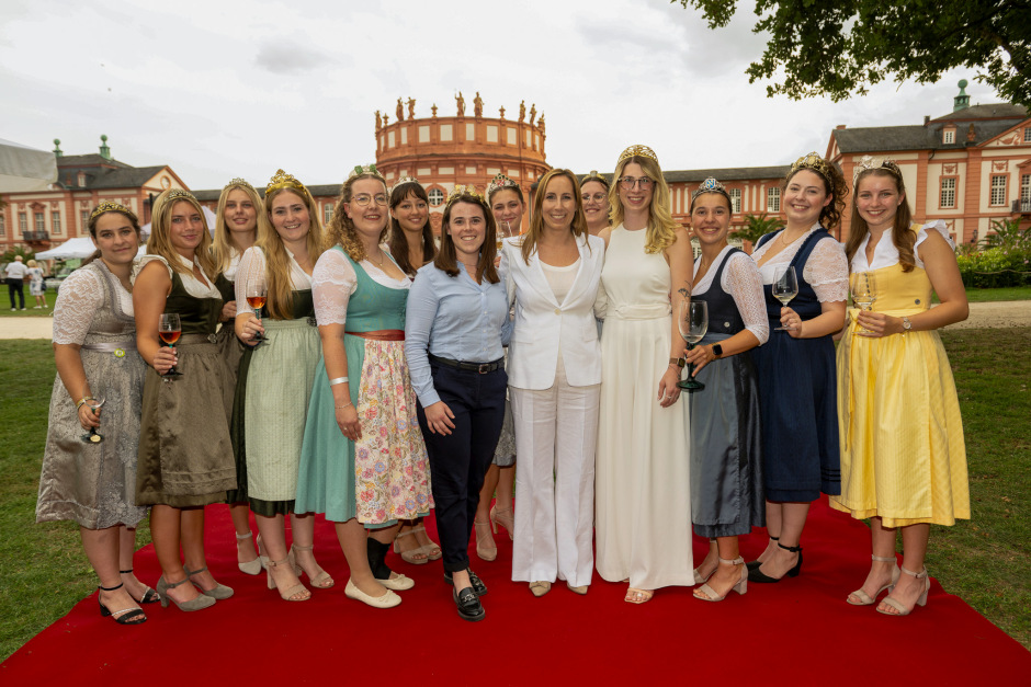 Rund 300 engagierte Bürgerinnen und Bürger waren am Wochenende zu Gast im prachtvollen Schloss Biebrich, um auf Einladung von Landtagspräsidentin Astrid Wallmann (CDU) das Ehrenamt zu feiern. Der festliche Abend stand ganz im Zeichen der Menschen, die sich in ihrer Freizeit für andere einsetzen und damit einen unschätzbaren Beitrag für die Gesellschaft leisten.