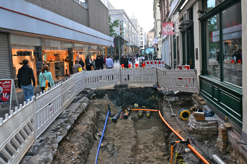 Endlich tut sich wieder was in der Ellenbogengasse! Nach monatelangem Stillstand kehrt am Montag, 18. August, wieder Leben auf die Baustelle zurück. Die ESWE Versorgung AG nimmt die Arbeiten an Gas-, Wasser- und Fernwärmeleitungen wieder auf – und verspricht: Bis Ende Oktober ist alles erledigt.