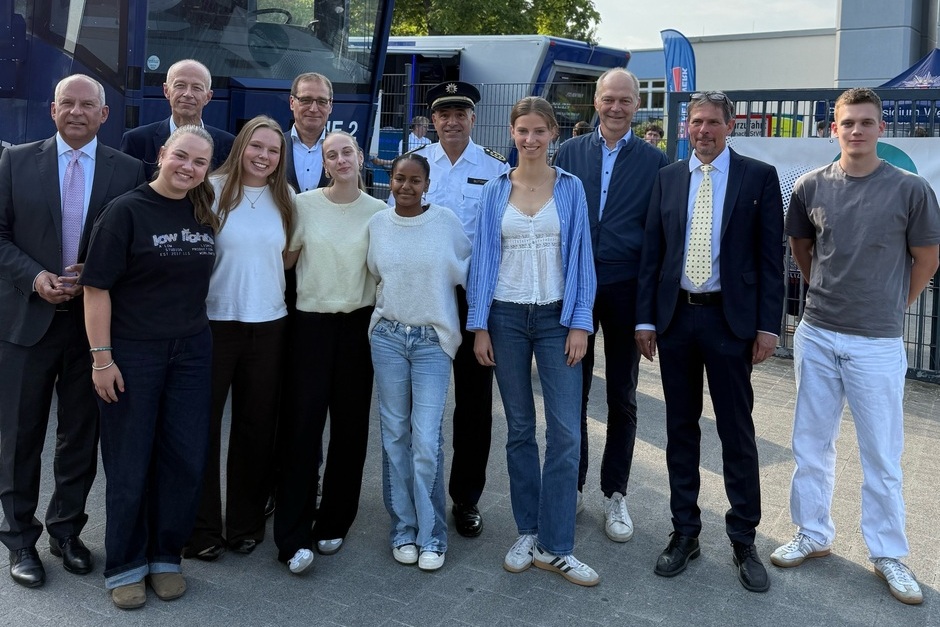 Hessische Minister würdigten die Wiesbadener Martin-Niemöller-Schule für ihr Engagement im Rahmen der Kampagne #Enkelhelden.