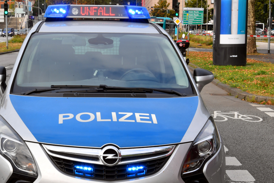 Vermeintliches Autorennen in Wiesbaden: Crash am 1. Ring, am Montagabend ein BMW flüchtet.