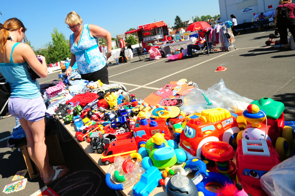 Die U.S. Army Garnison Wiesbaden veranstaltet wieder ihren beliebten deutsch-amerikanischen Flohmarkt auf dem Wiesbadener Hainerberg.