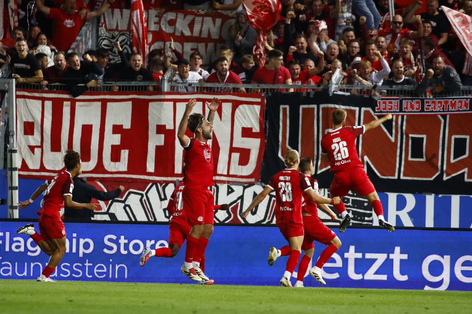 SV Wehen Wiesbaden verliert Flutlichtspiel gegen Rot-Weiss Essen in der Nachspielzeit