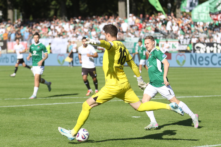 SV Wehen Wiesbaden siegt glücklich beim Aufsteiger 1. FC Schweinfurt