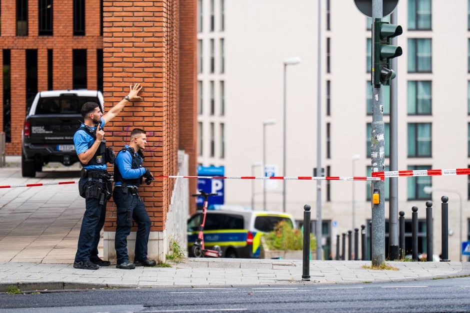 Am Mittwochabend, 27. August, rückte die Polizei mit einem Großaufgebot in die Klingholzstraße nahe des Wiesbadener Hauptbahnhofs aus. Anlass: Eine Meldung über eine Person mit einem "schusswaffenähnlichen Gegenstand". Vor Ort konnten schwer bewaffnete Einsatzkräfte einen Mann festnehmen und bei ihm eine Luftdruckpistole sicherstellen.