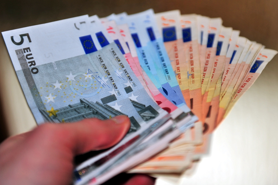 Ein Senior aus der Wiesbadener Innenstadt ist am Montagnachmittag Opfer einer dreisten Betrugsmasche geworden. Unbekannte gaben sich als Bankmitarbeiter aus und brachten den Mann dazu, ihnen Bargeld in Höhe von über 2.000 Euro auszuhändigen.