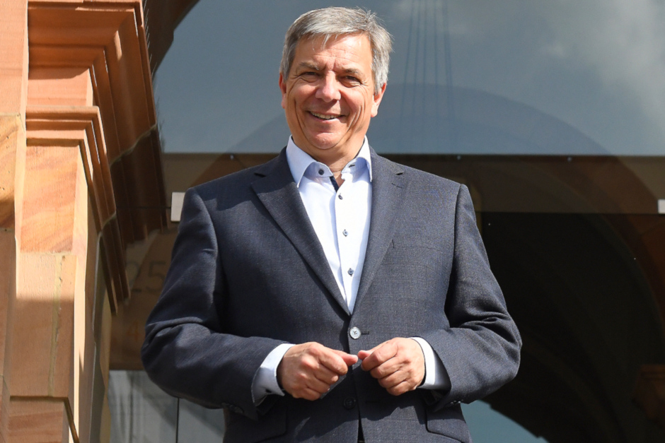 Wiesbadens Oberbürgermeister Gert-Uwe Mende lädt zur Onlinesprechstunde