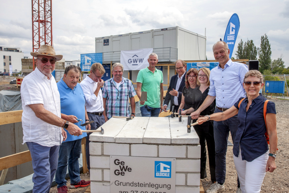 Zwischen Baggern, Bauhelmen und symbolischem Hammerschlag wurde am Mittwoch in Wiesbaden-Erbenheim ein neues Kapitel für die Stadtentwicklung aufgeschlagen: Die GWW/GeWeGe legte den Grundstein für ein Wohn- und Kita-Projekt, das gleich in mehrfacher Hinsicht besonders ist. Bis Herbst 2026 soll ein modernes Wohngebäude entstehen, das nicht nur 33 bezahlbare Wohnungen, sondern auch eine Kindertagesstätte beherbergt – und obendrein mit einem innovativen Energiekonzept punktet.