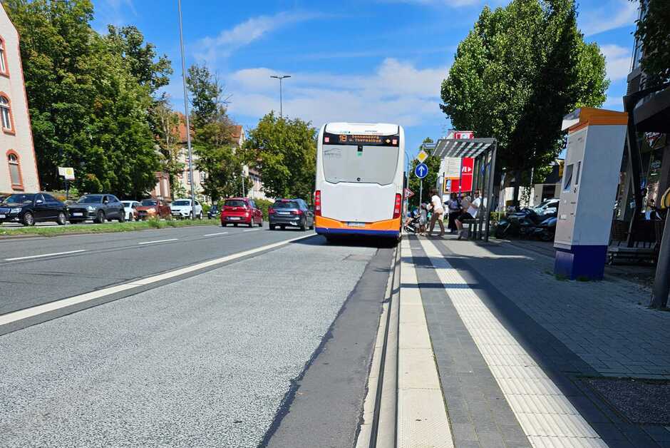Die Stadt Wiesbaden baut sechs weitere Bushaltestellen barrierefrei um.