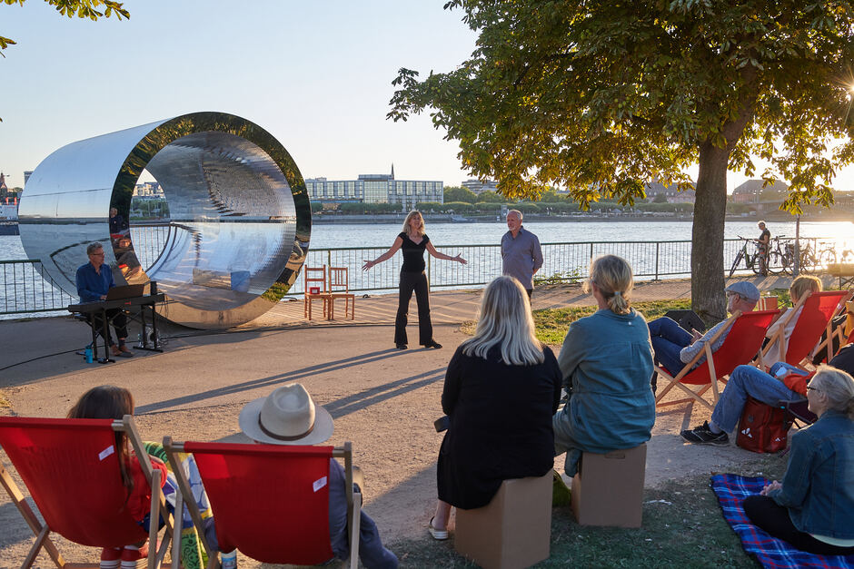 Bei der Skulptur am Rheinufer im Wiesbadener Vorort Mainz-Kastel trat das Improtheater Subito auf.