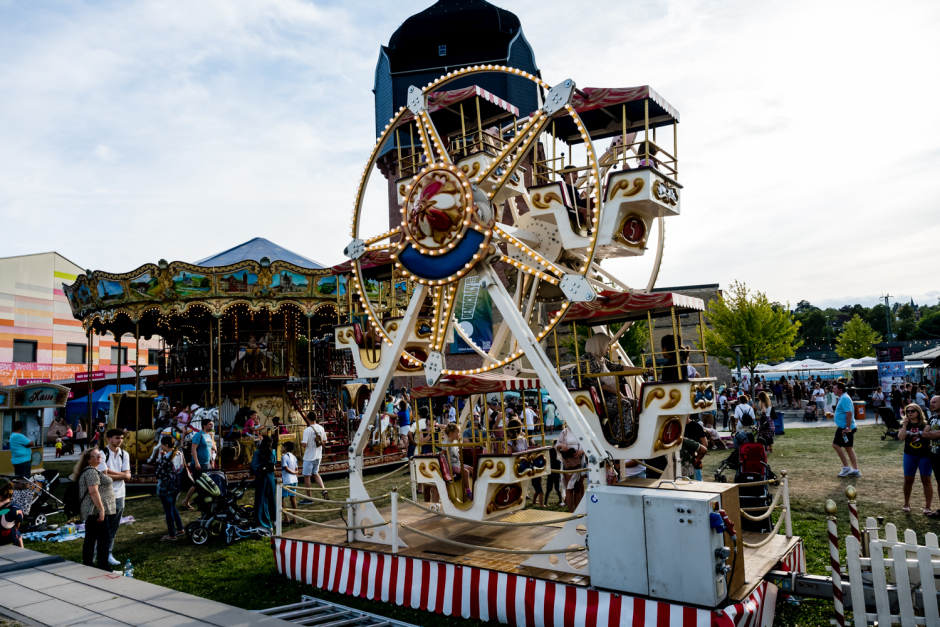 Vom 15. bis 17. August 2025 verwandelt sich der Kulturpark am Schlachthof in Wiesbaden in einen Ort, an dem sich Nostalgie, Fantasie und Festivalstimmung die Hand reichen. Beim 3. Internationalen Karussell-Festival treffen Besucher auf prachtvolle Fahrgeschäfte aus drei Ländern, schillerndes Straßentheater, Live-Musik – und jede Menge magische Momente.