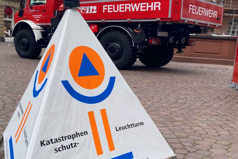 Die Feuerwehr Wiesbaden hat ein neues Erklärvideo zum Thema Katastrophenschutz-Leuchttürme veröffentlicht.