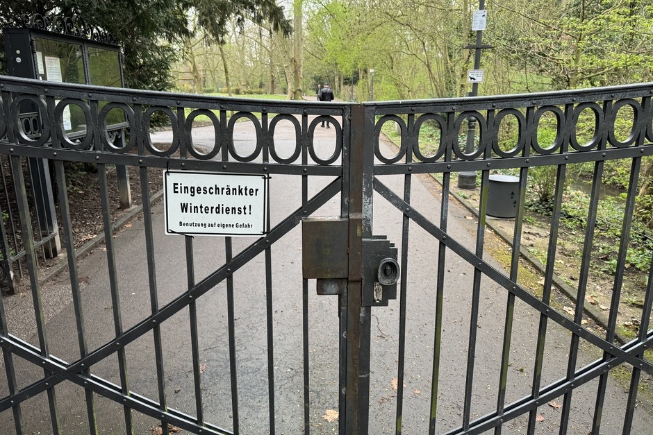 Der Zugang von der Sonnenberger Straße zum Wiesbadener Kurpark ist gesperrt
