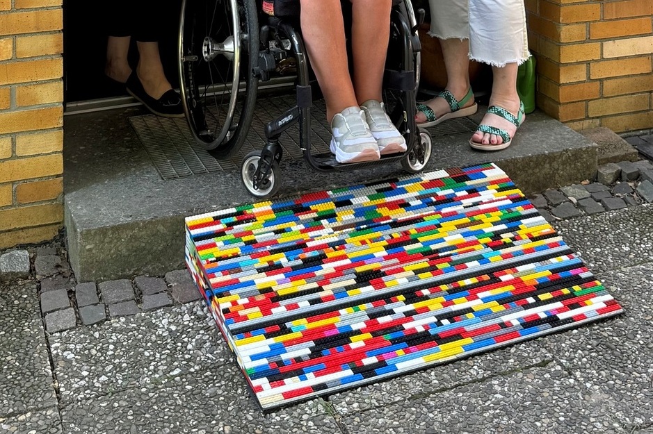 Das Diakoniezentrum in der Wiesbadener Siedlung Gräselberg erhält eine Lego-Rampe.