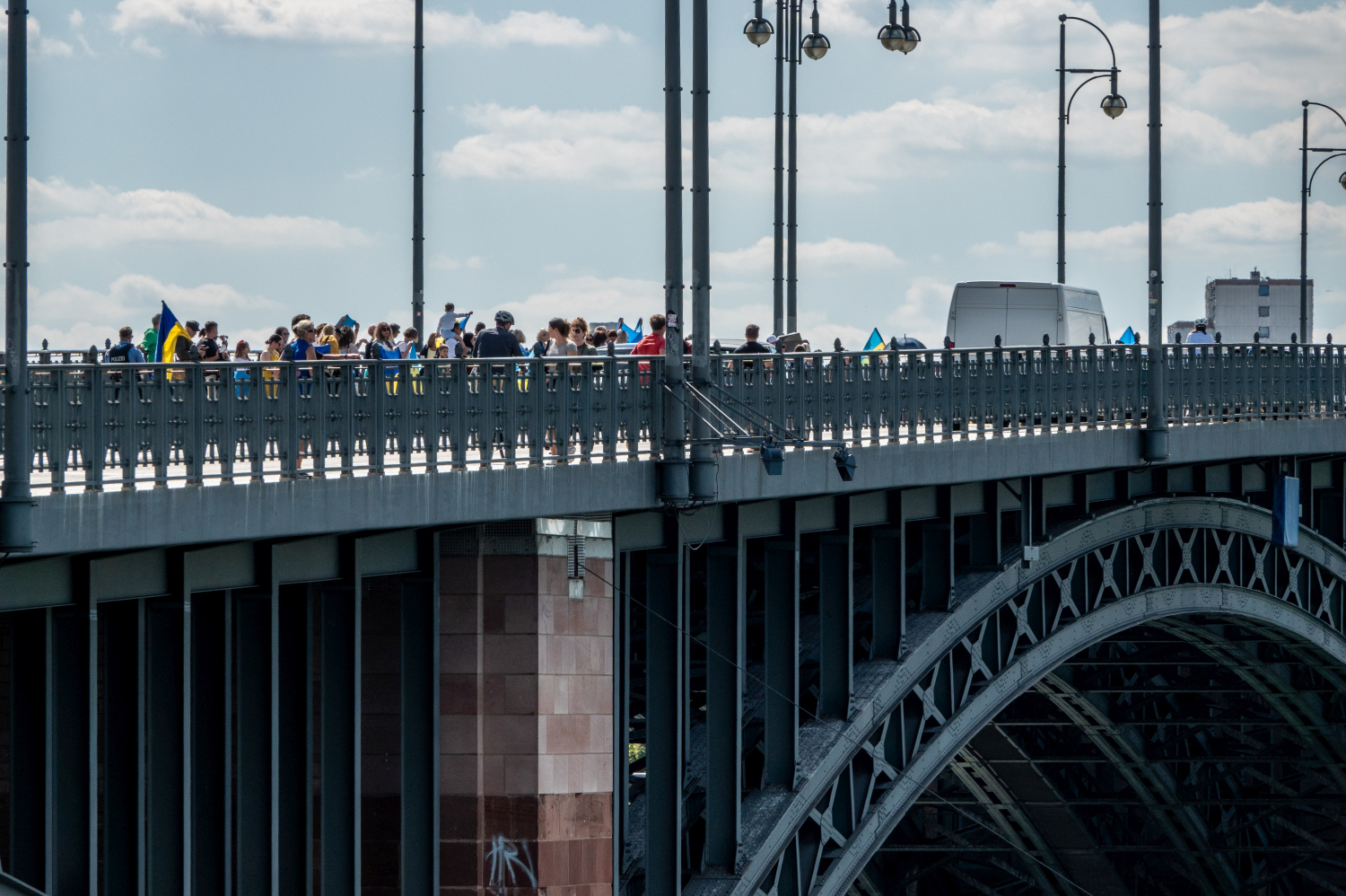 Menschenkette auf der Theodor-Heuss-Brücke: Wiesbaden und Mainz senden starkes Signal für die Ukraine am Sonntag, 24. August 2025.