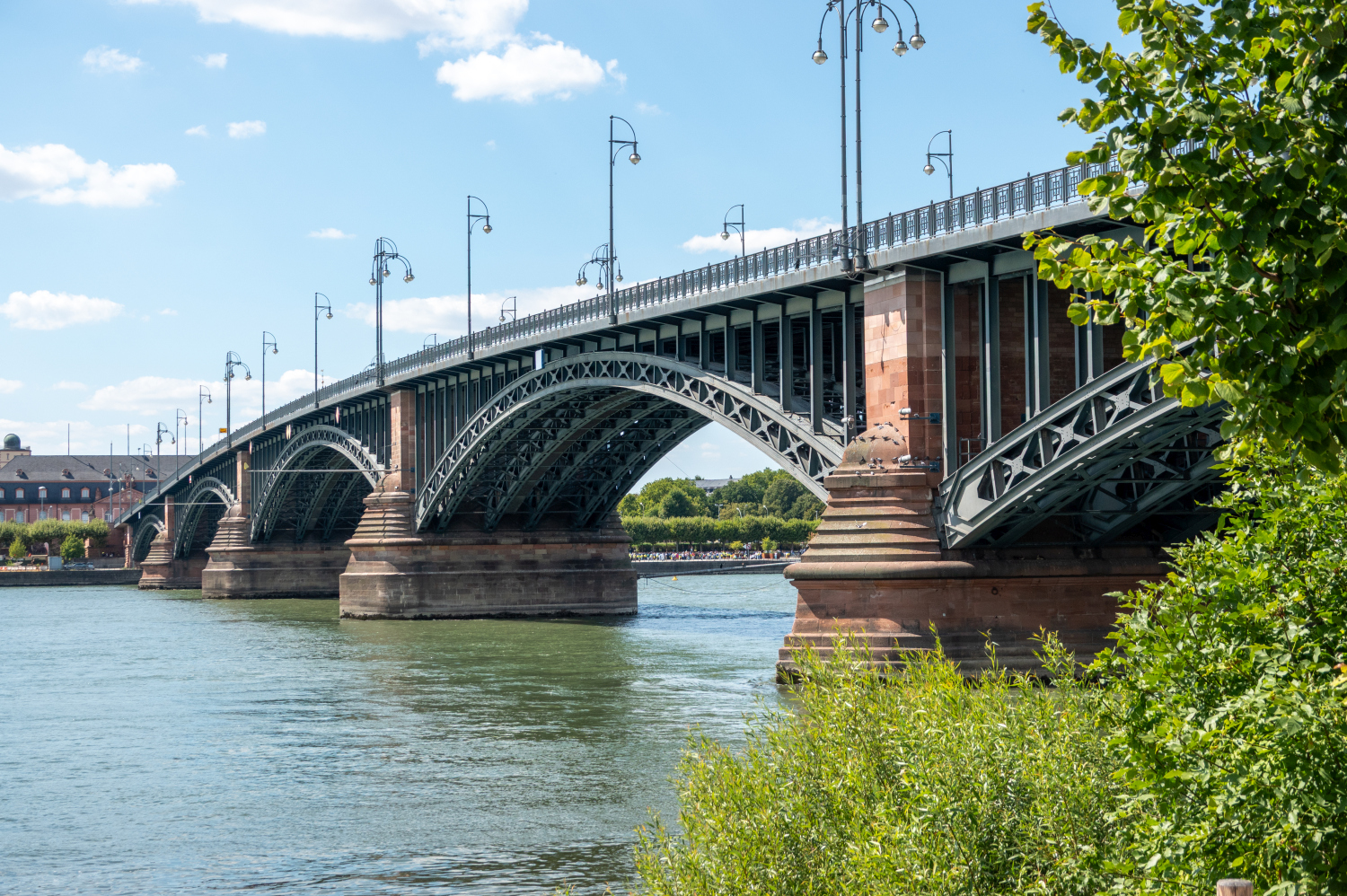 Menschenkette auf der Theodor-Heuss-Brücke: Wiesbaden und Mainz senden starkes Signal für die Ukraine am Sonntag, 24. August 2025.