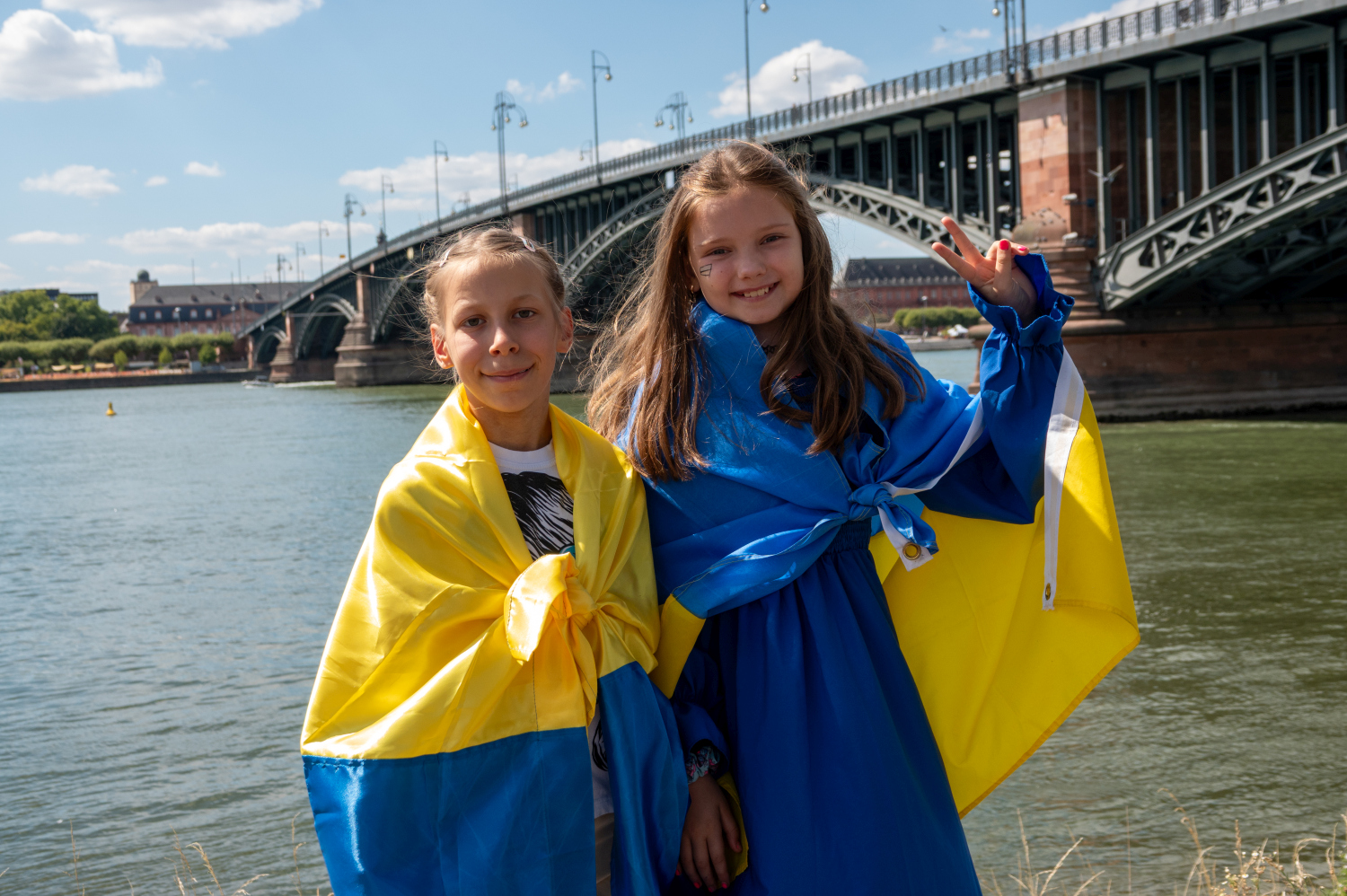 Menschenkette auf der Theodor-Heuss-Brücke: Wiesbaden und Mainz senden starkes Signal für die Ukraine am Sonntag, 24. August 2025.