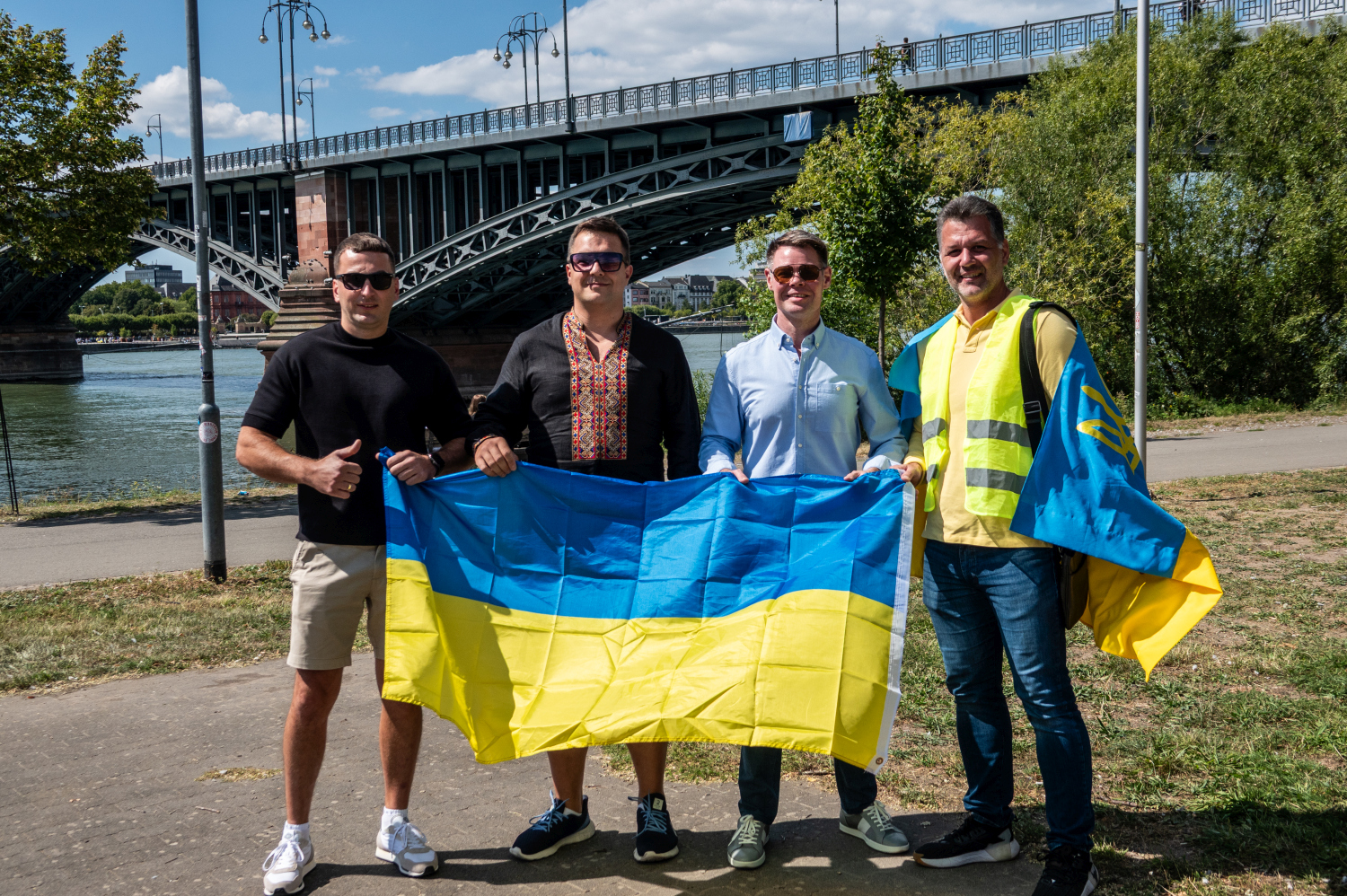 Menschenkette auf der Theodor-Heuss-Brücke: Wiesbaden und Mainz senden starkes Signal für die Ukraine am Sonntag, 24. August 2025.
