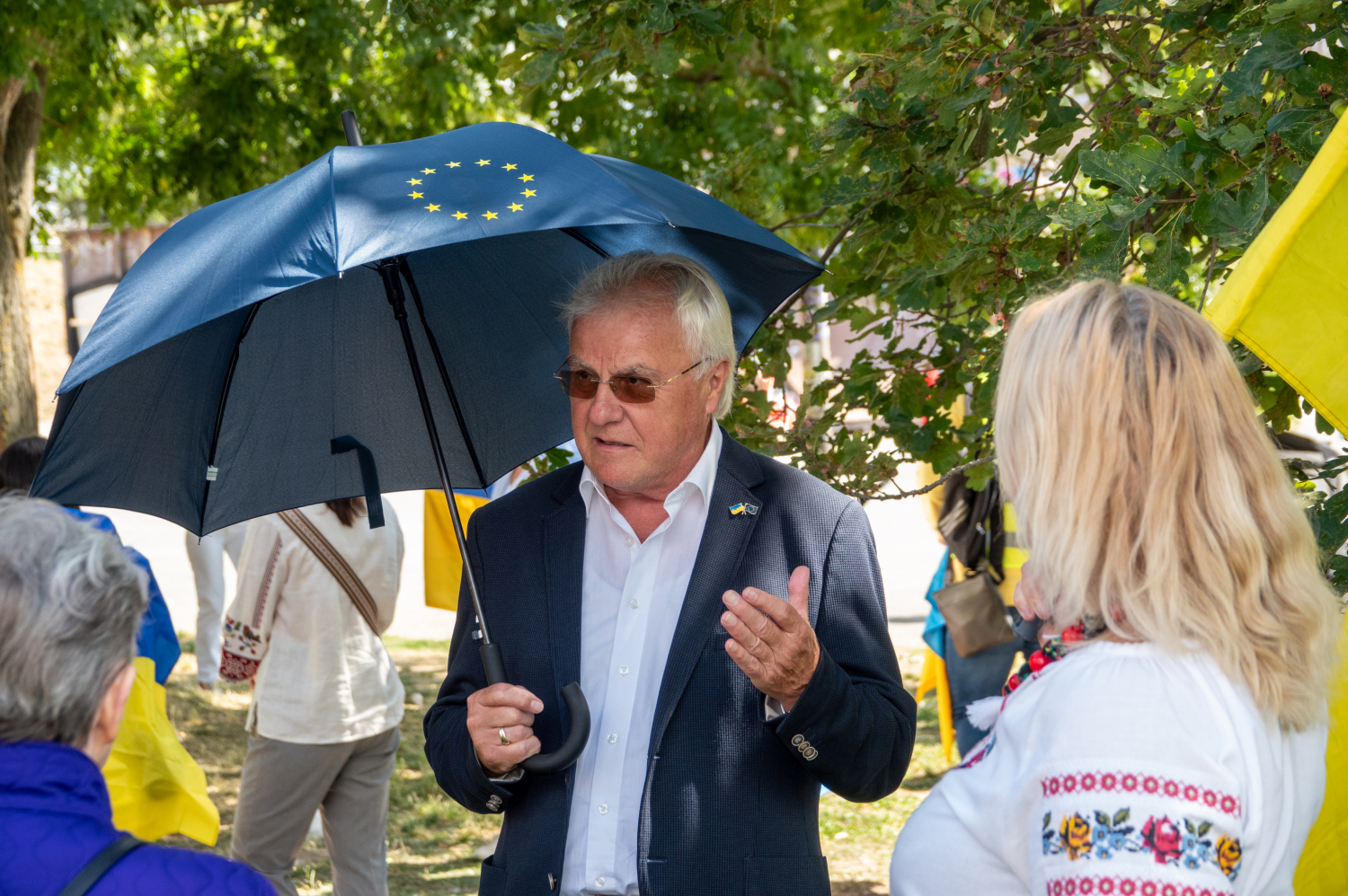 Menschenkette auf der Theodor-Heuss-Brücke: Wiesbaden und Mainz senden starkes Signal für die Ukraine am Sonntag, 24. August 2025.