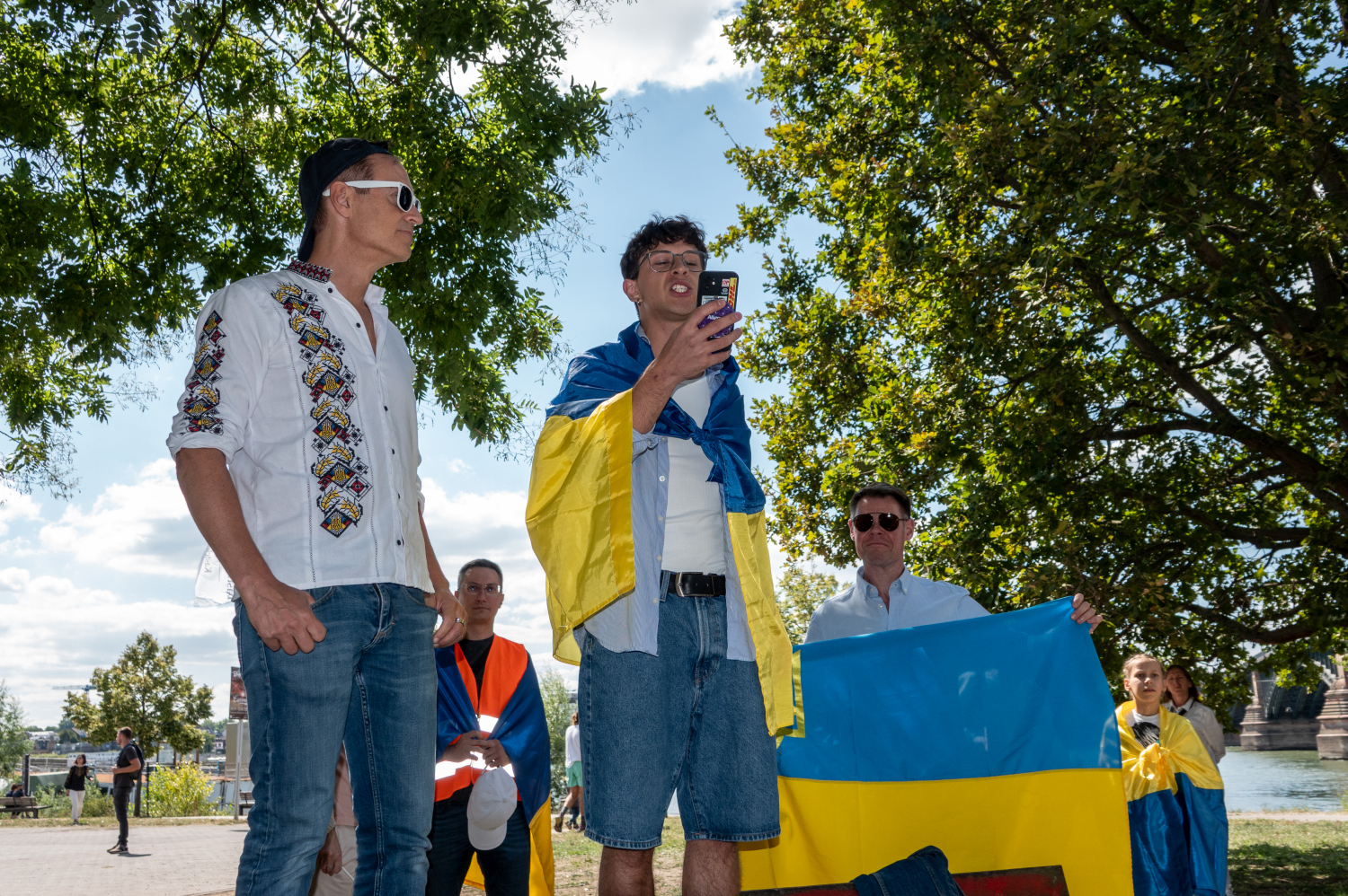 Menschenkette auf der Theodor-Heuss-Brücke: Wiesbaden und Mainz senden starkes Signal für die Ukraine am Sonntag, 24. August 2025.