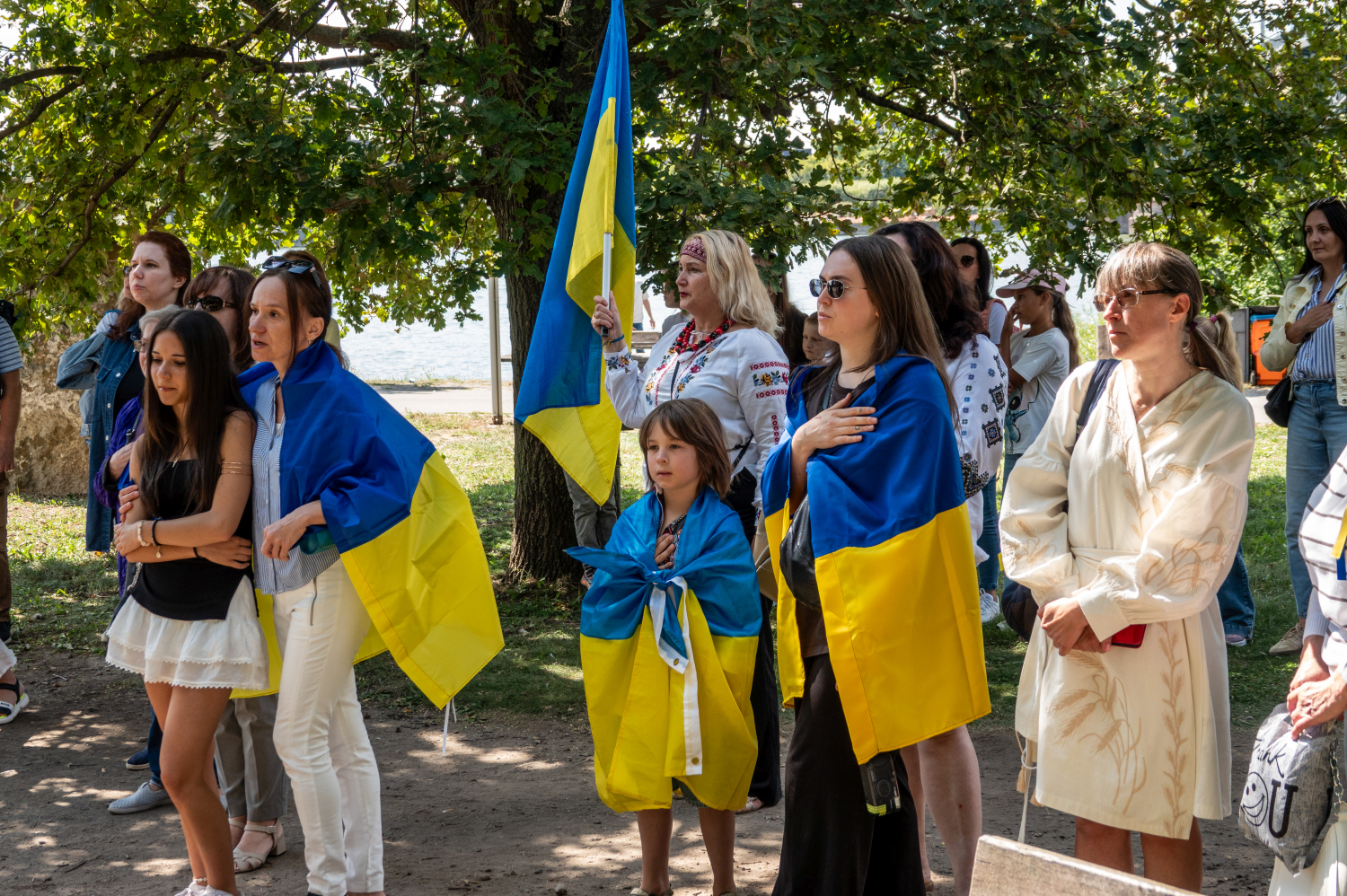 Menschenkette auf der Theodor-Heuss-Brücke: Wiesbaden und Mainz senden starkes Signal für die Ukraine am Sonntag, 24. August 2025.