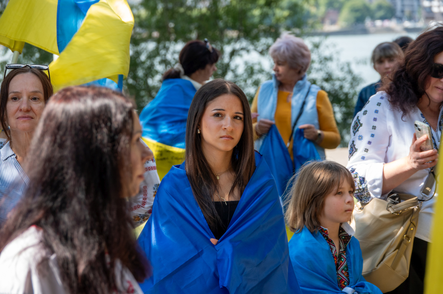 Menschenkette auf der Theodor-Heuss-Brücke: Wiesbaden und Mainz senden starkes Signal für die Ukraine am Sonntag, 24. August 2025.