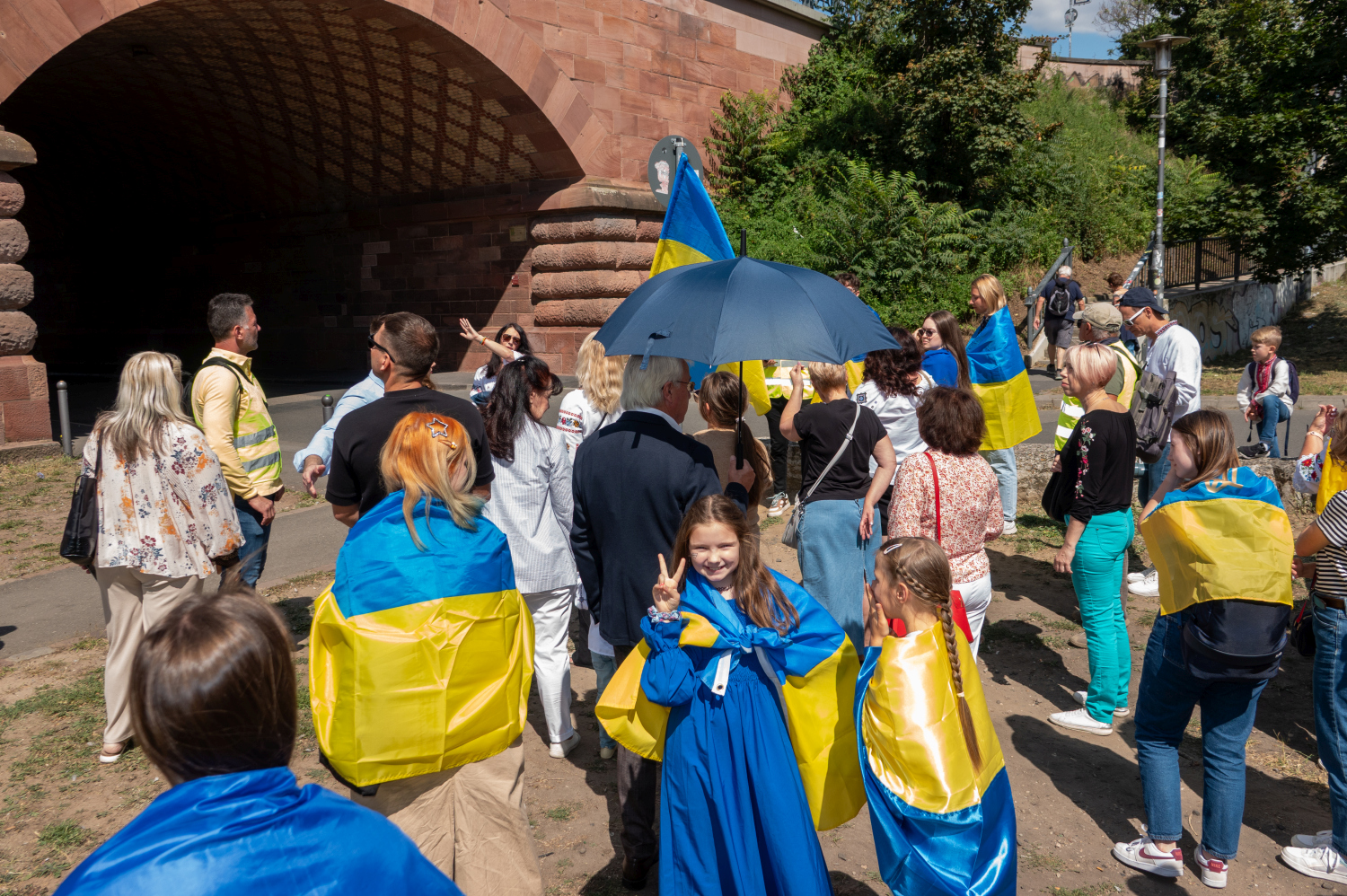 Menschenkette auf der Theodor-Heuss-Brücke: Wiesbaden und Mainz senden starkes Signal für die Ukraine am Sonntag, 24. August 2025.