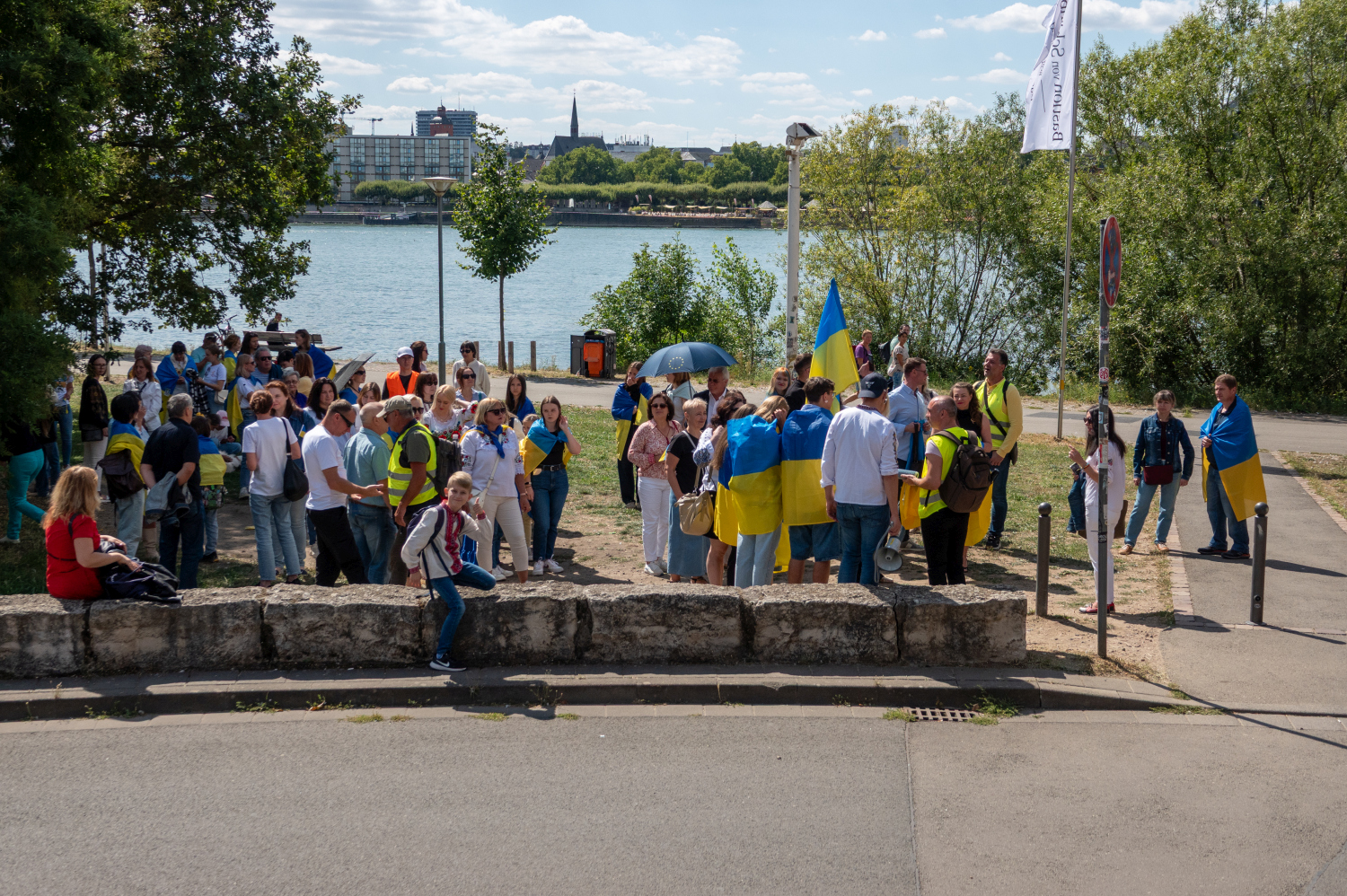 Menschenkette auf der Theodor-Heuss-Brücke: Wiesbaden und Mainz senden starkes Signal für die Ukraine am Sonntag, 24. August 2025.