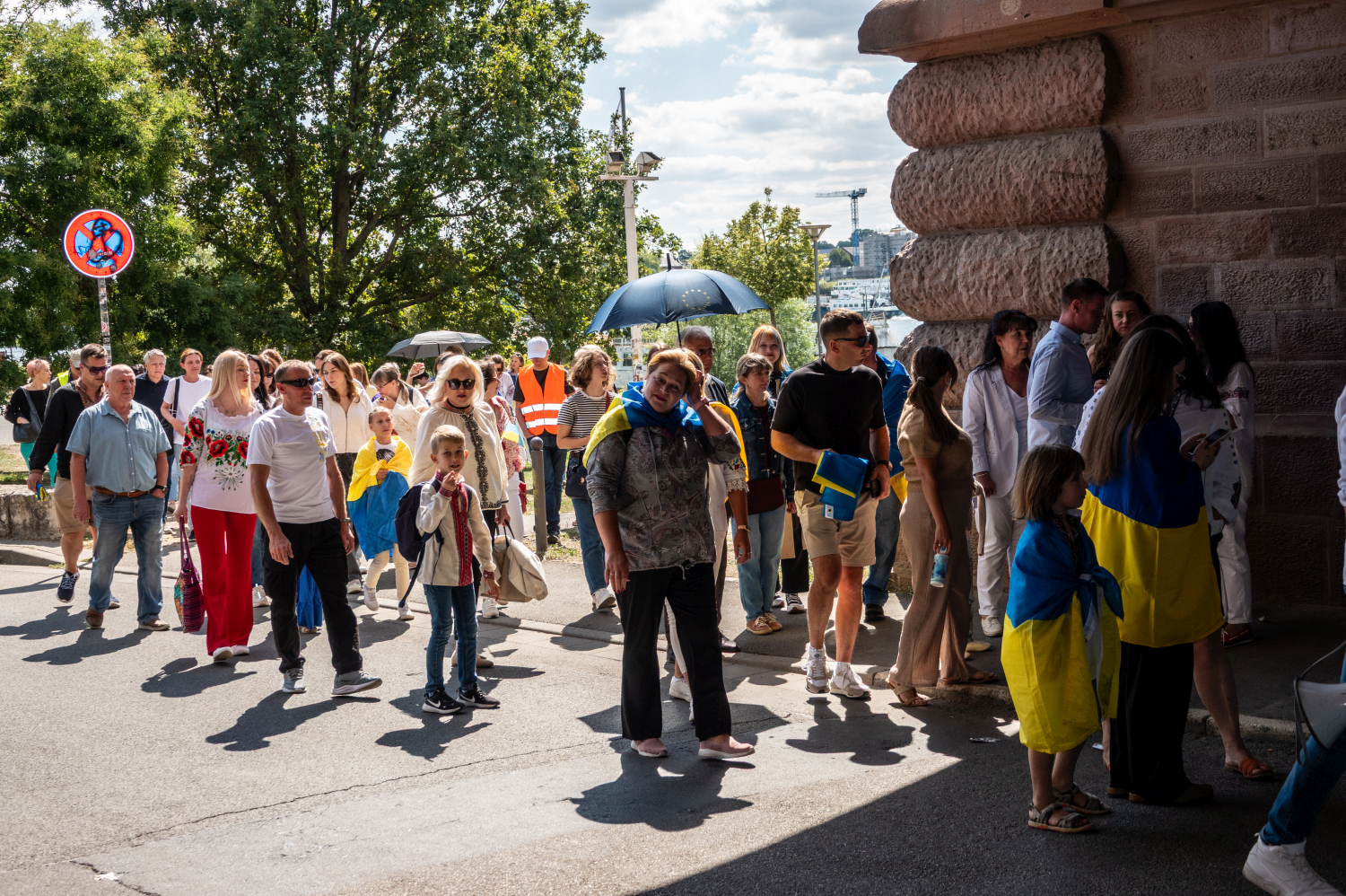 Menschenkette auf der Theodor-Heuss-Brücke: Wiesbaden und Mainz senden starkes Signal für die Ukraine am Sonntag, 24. August 2025.