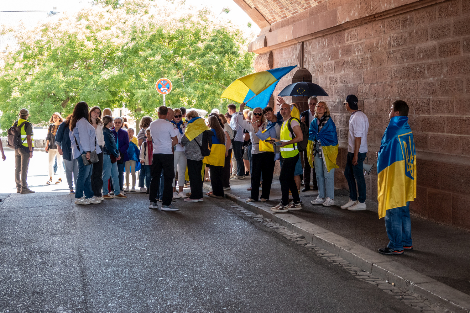 Menschenkette auf der Theodor-Heuss-Brücke: Wiesbaden und Mainz senden starkes Signal für die Ukraine am Sonntag, 24. August 2025.