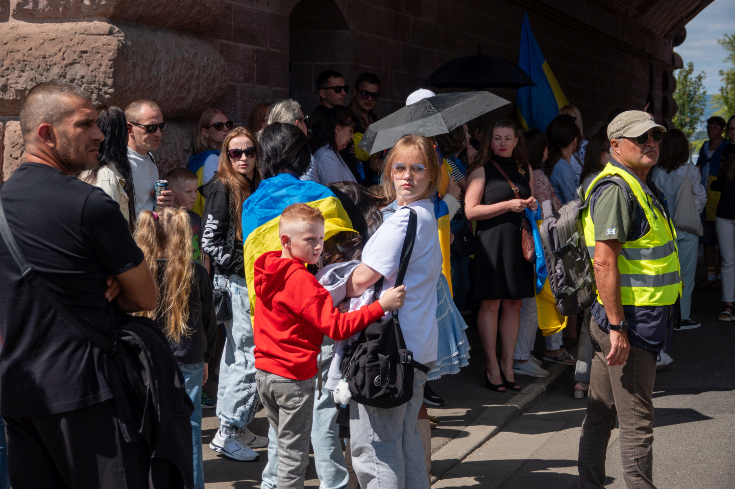 Menschenkette auf der Theodor-Heuss-Brücke: Wiesbaden und Mainz senden starkes Signal für die Ukraine am Sonntag, 24. August 2025.