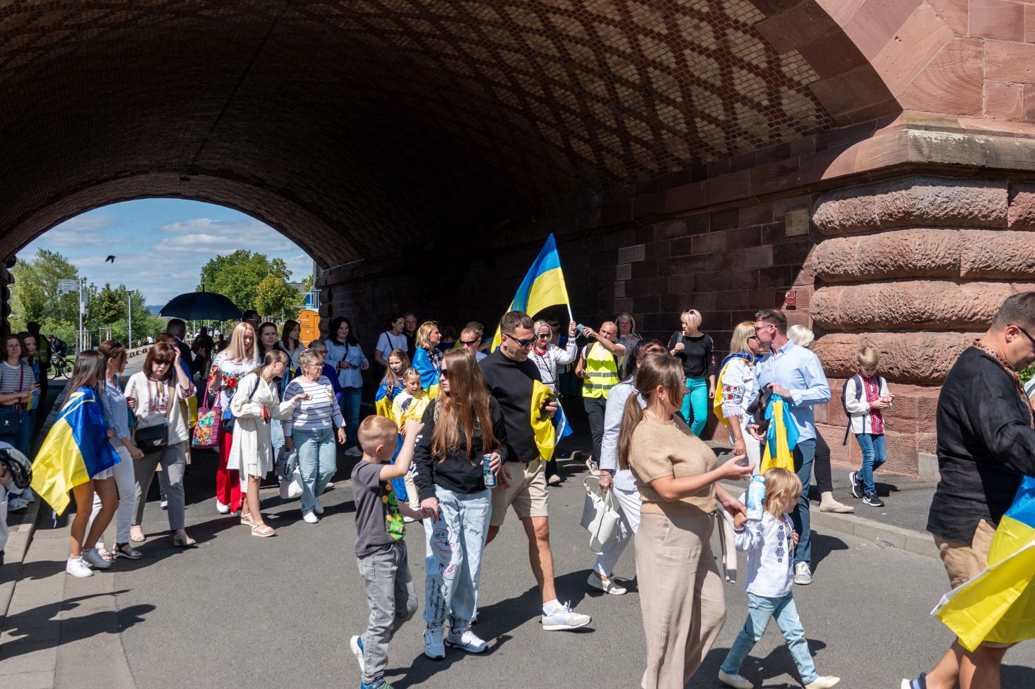 Menschenkette auf der Theodor-Heuss-Brücke: Wiesbaden und Mainz senden starkes Signal für die Ukraine am Sonntag, 24. August 2025.