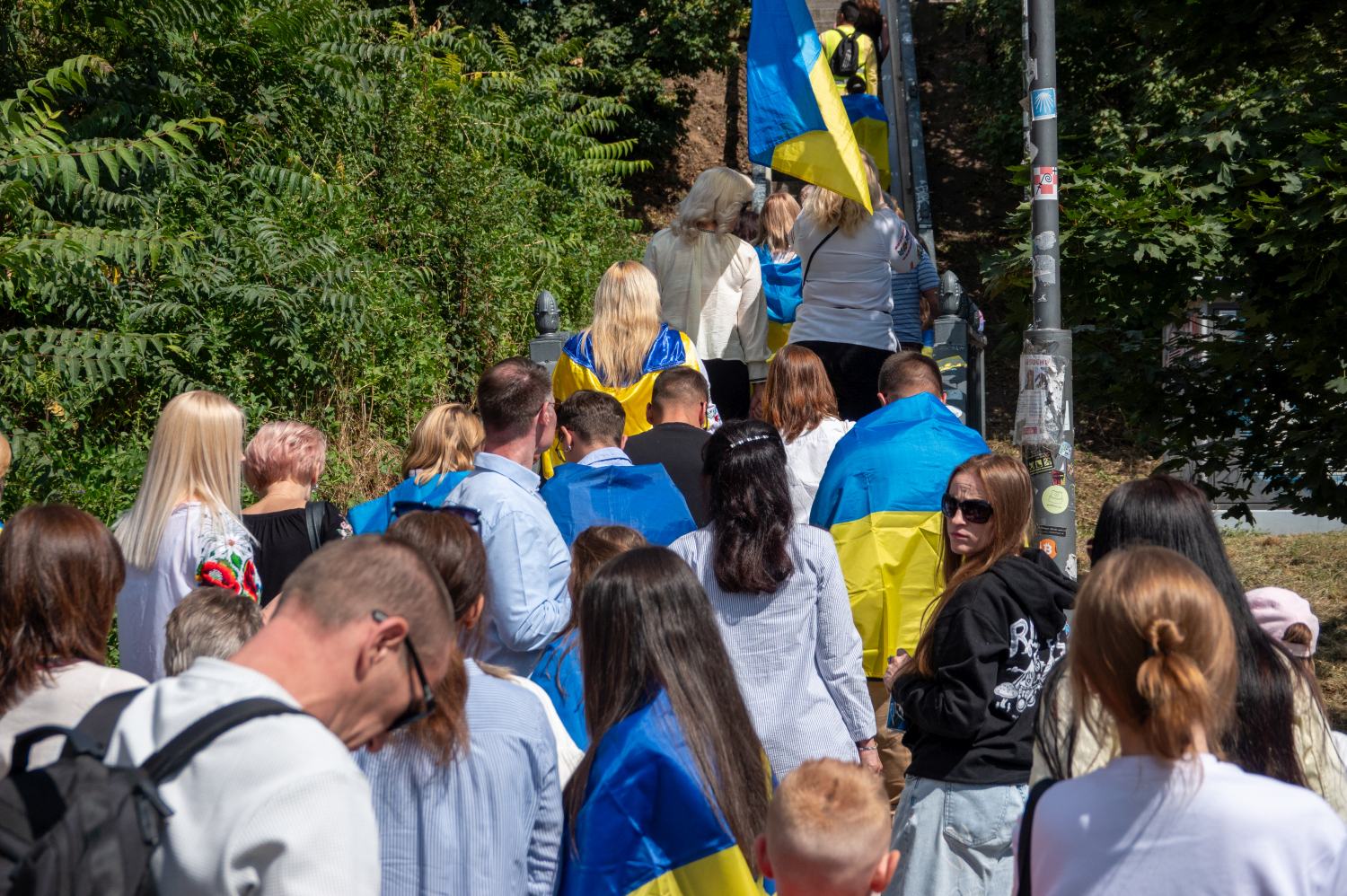 Menschenkette auf der Theodor-Heuss-Brücke: Wiesbaden und Mainz senden starkes Signal für die Ukraine am Sonntag, 24. August 2025.