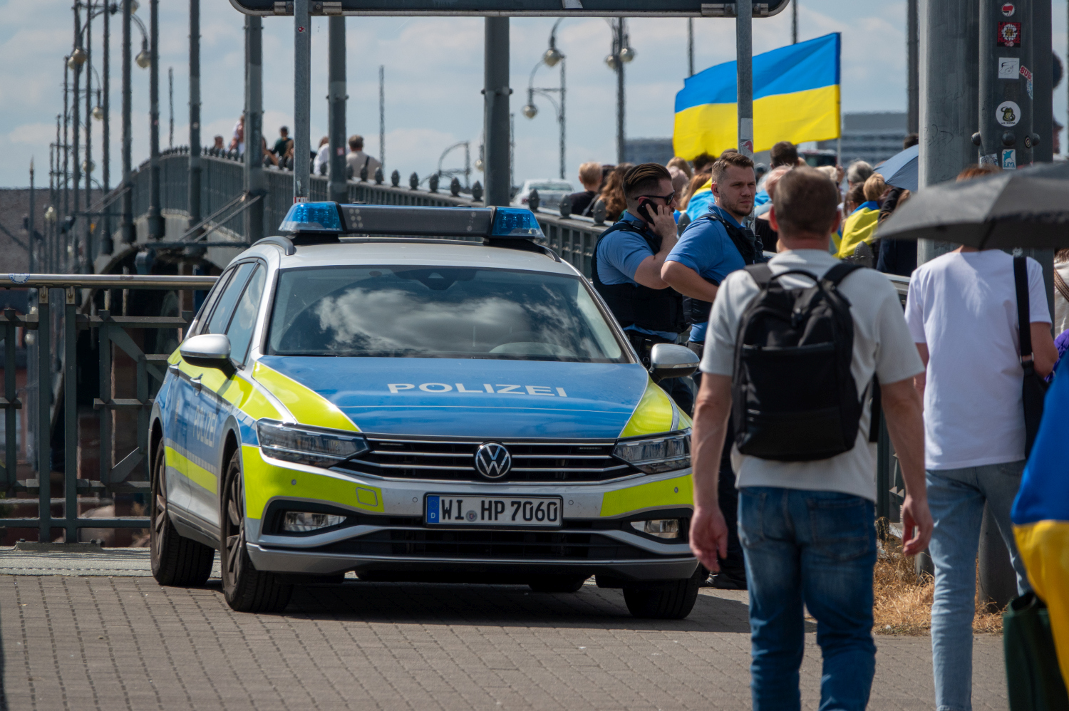 Menschenkette auf der Theodor-Heuss-Brücke: Wiesbaden und Mainz senden starkes Signal für die Ukraine am Sonntag, 24. August 2025.